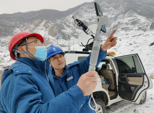 我的冬奥故事·山东：保电队员冒雪登山只为信号满满(图1)