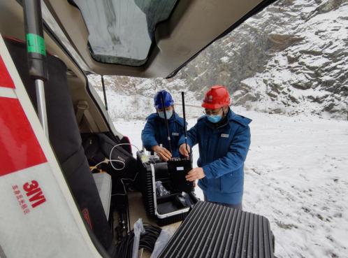 我的冬奥故事·山东：保电队员冒雪登山只为信号满满(图2)