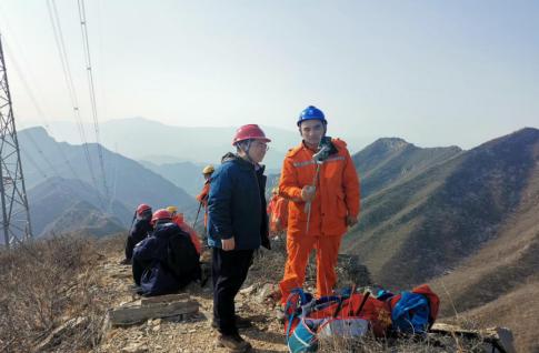 我的冬奥故事·山东：保电队员冒雪登山只为信号满满(图3)